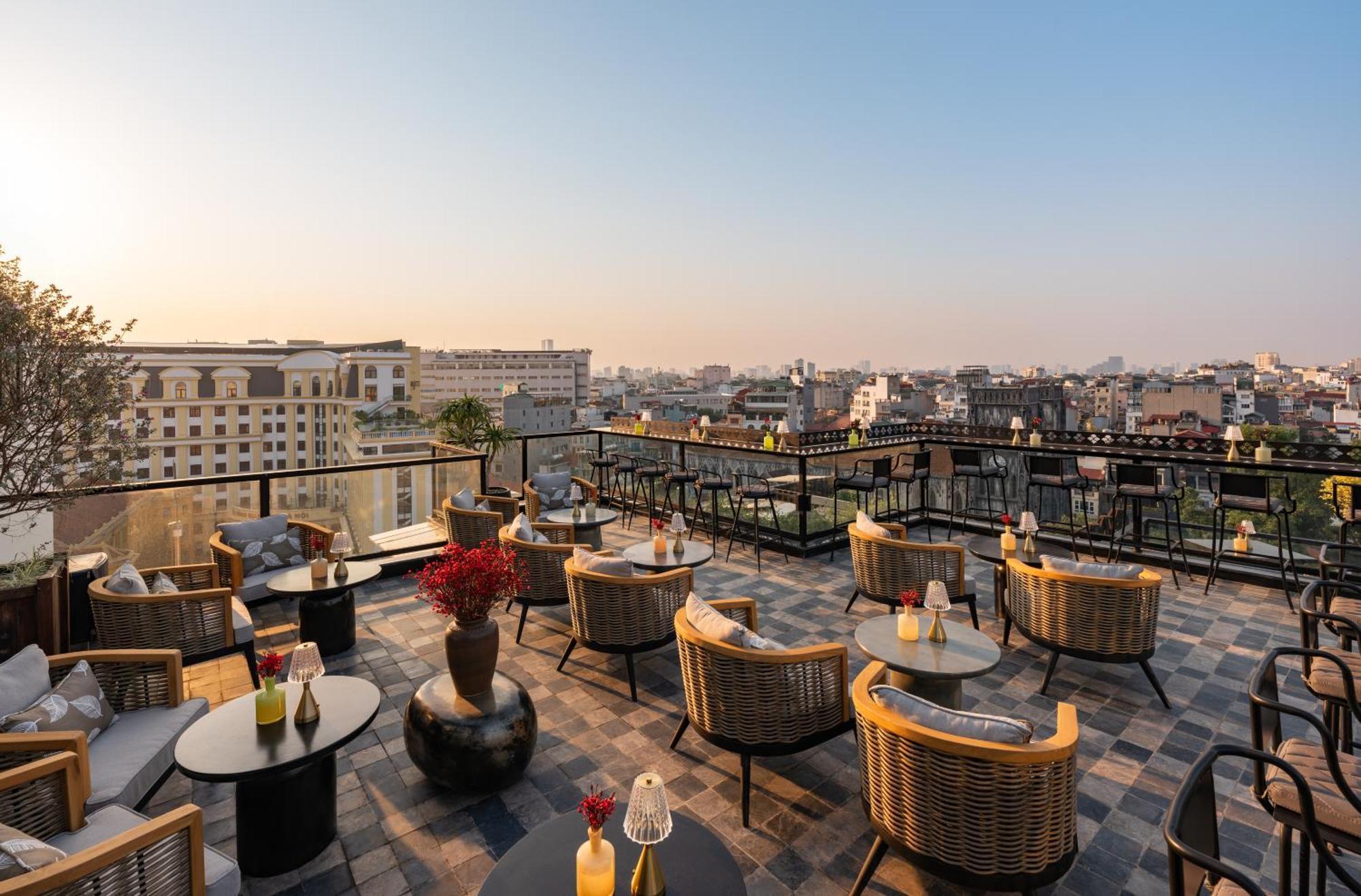 Grand Hotel Du Lac Hanoj Exteriér fotografie Rooftop bar at the hotel