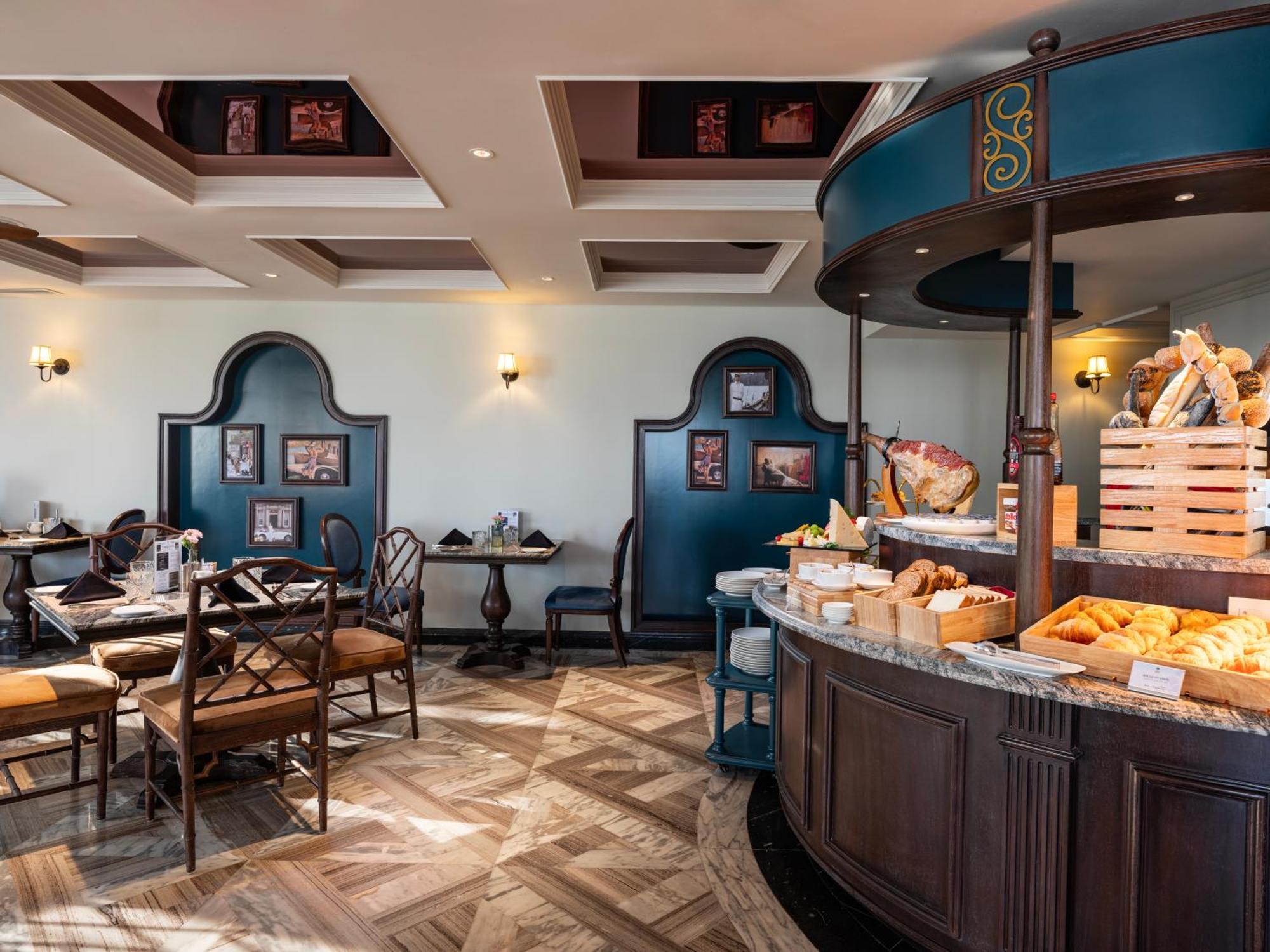 Grand Hotel Du Lac Hanoj Exteriér fotografie The interior of the restaurant