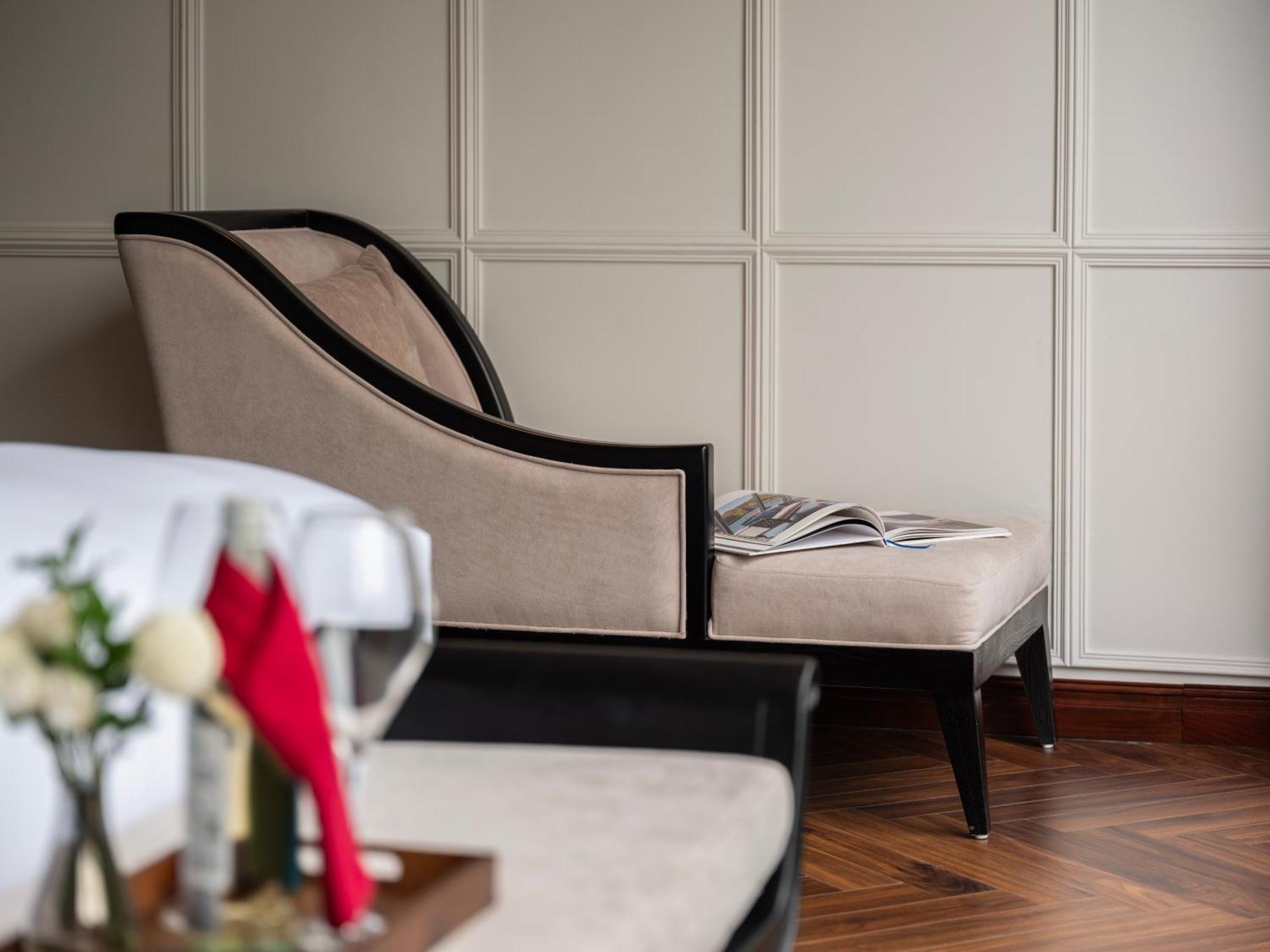 Grand Hotel Du Lac Hanoj Exteriér fotografie A chaise longue