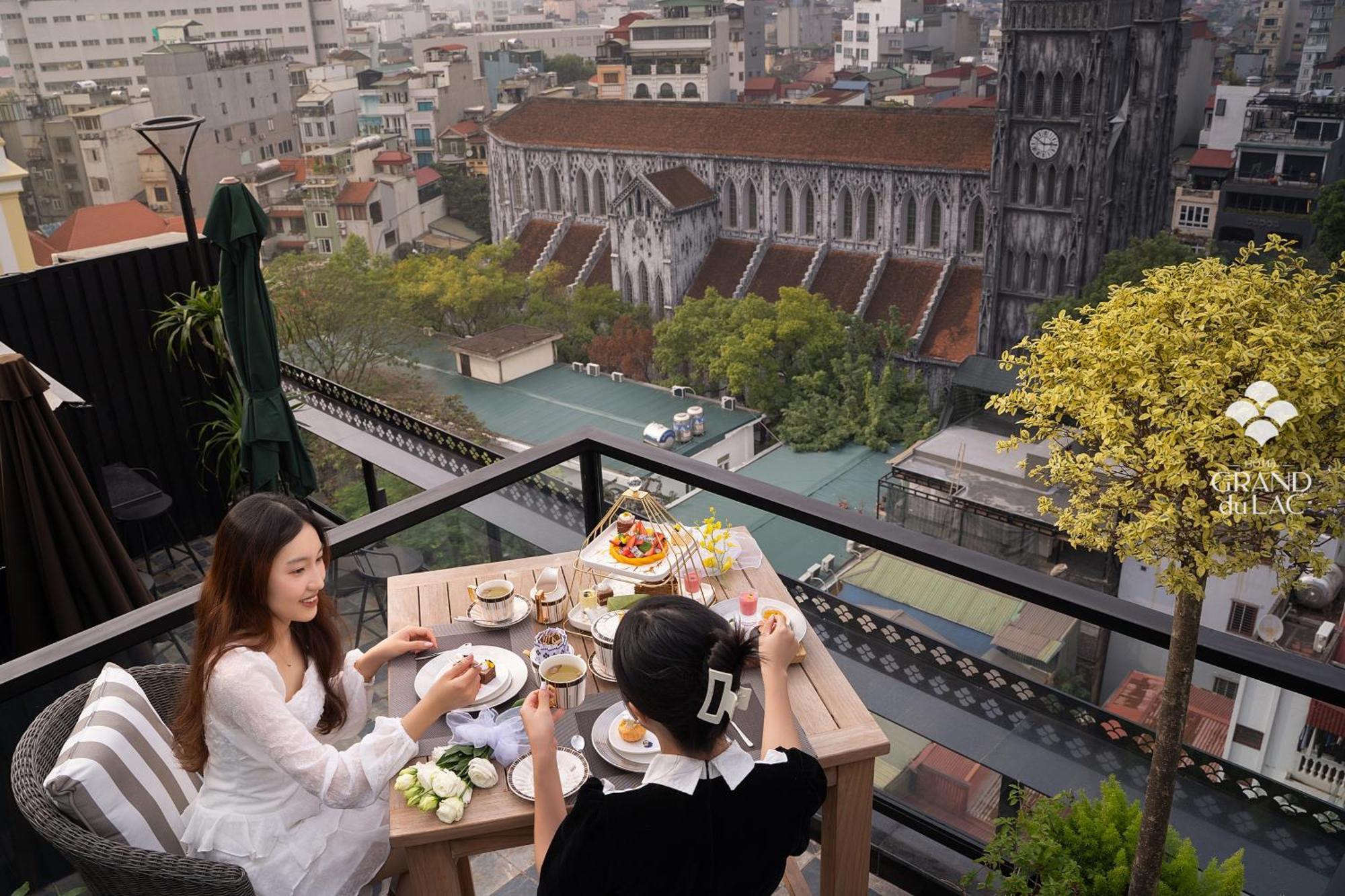 Grand Hotel Du Lac Hanoj Exteriér fotografie The view of the Saigon River from the rooftop bar