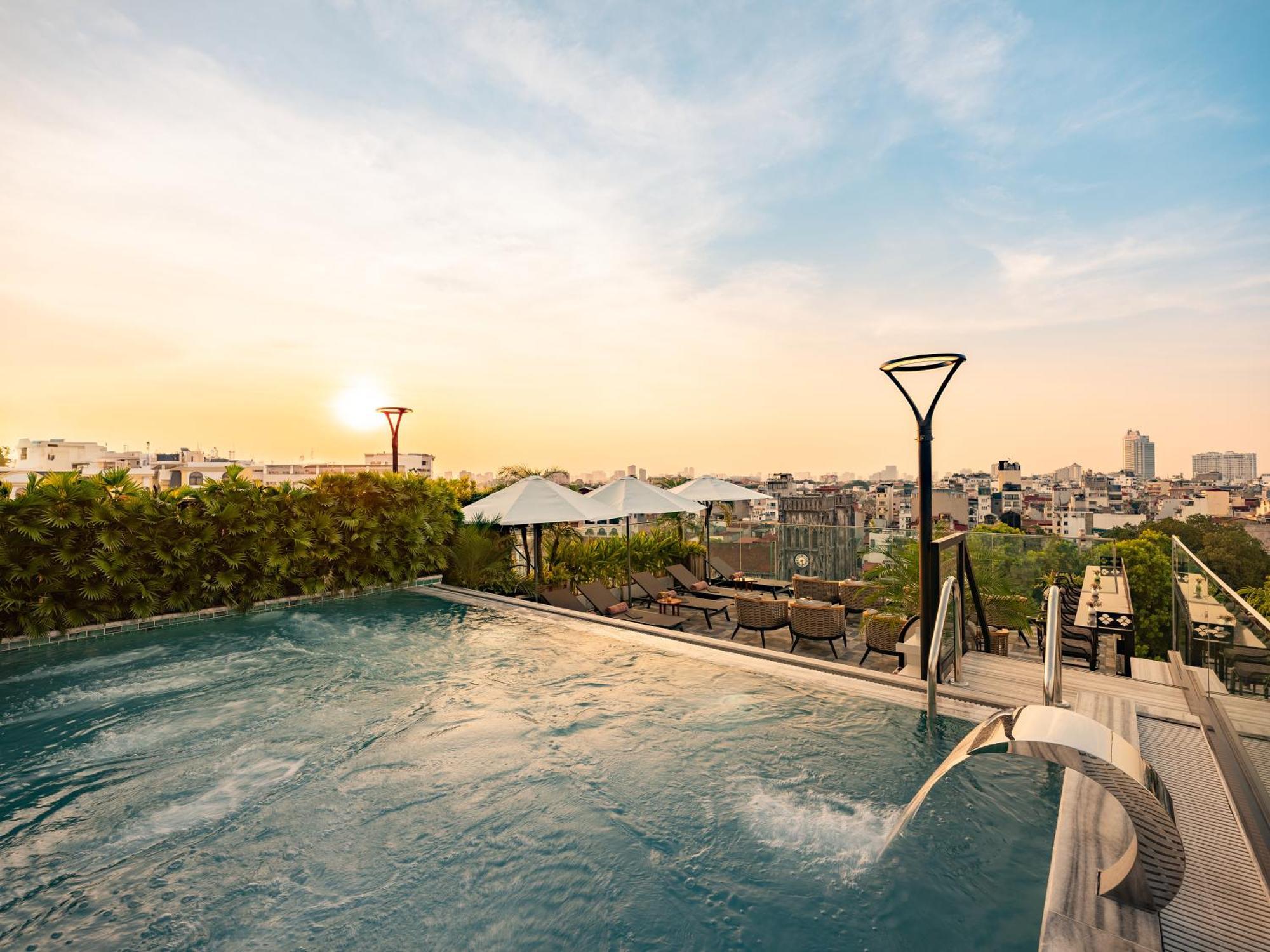 Grand Hotel Du Lac Hanoj Exteriér fotografie Rooftop pool at the hotel